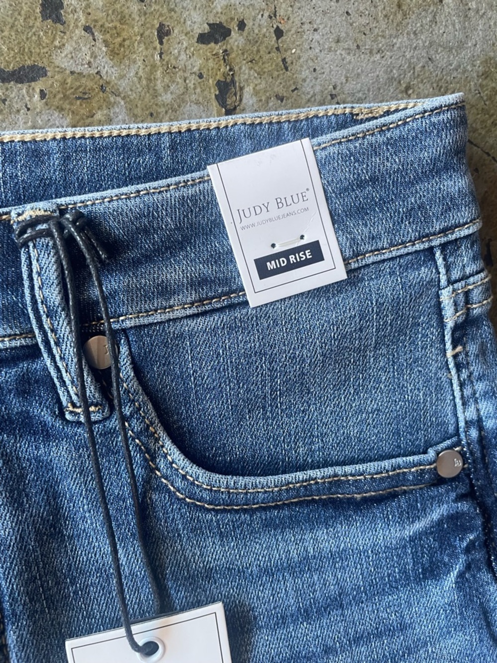 Judy Blue NWT Classic Mid-Rise Tummy Control Denim Shorts Size Medium - Picture 3 of 10